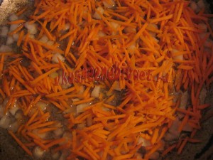 Обжарить лук и морковь до полуготовности
