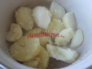 Отварить и подсушить картофель